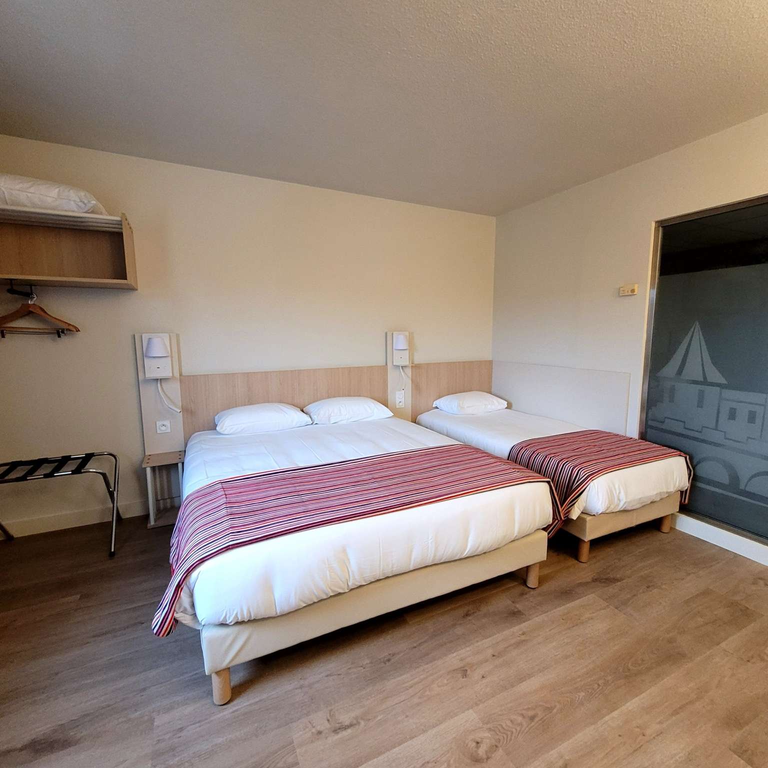 Chambre Groupe Hôtel 2 étoiles à Carcassonne, Hôtel avec vue sur la Cité Médiévale